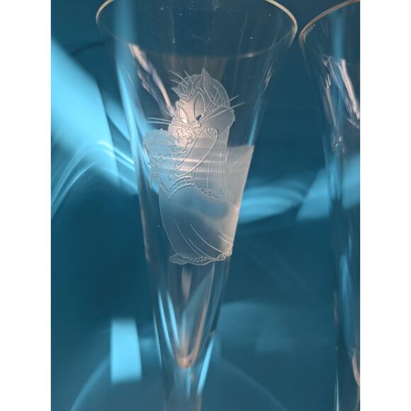 Pepe Le Pew and Penelope Crystal Art Limited Edition Champagne Toasting Flutes - Picture 3 of 6